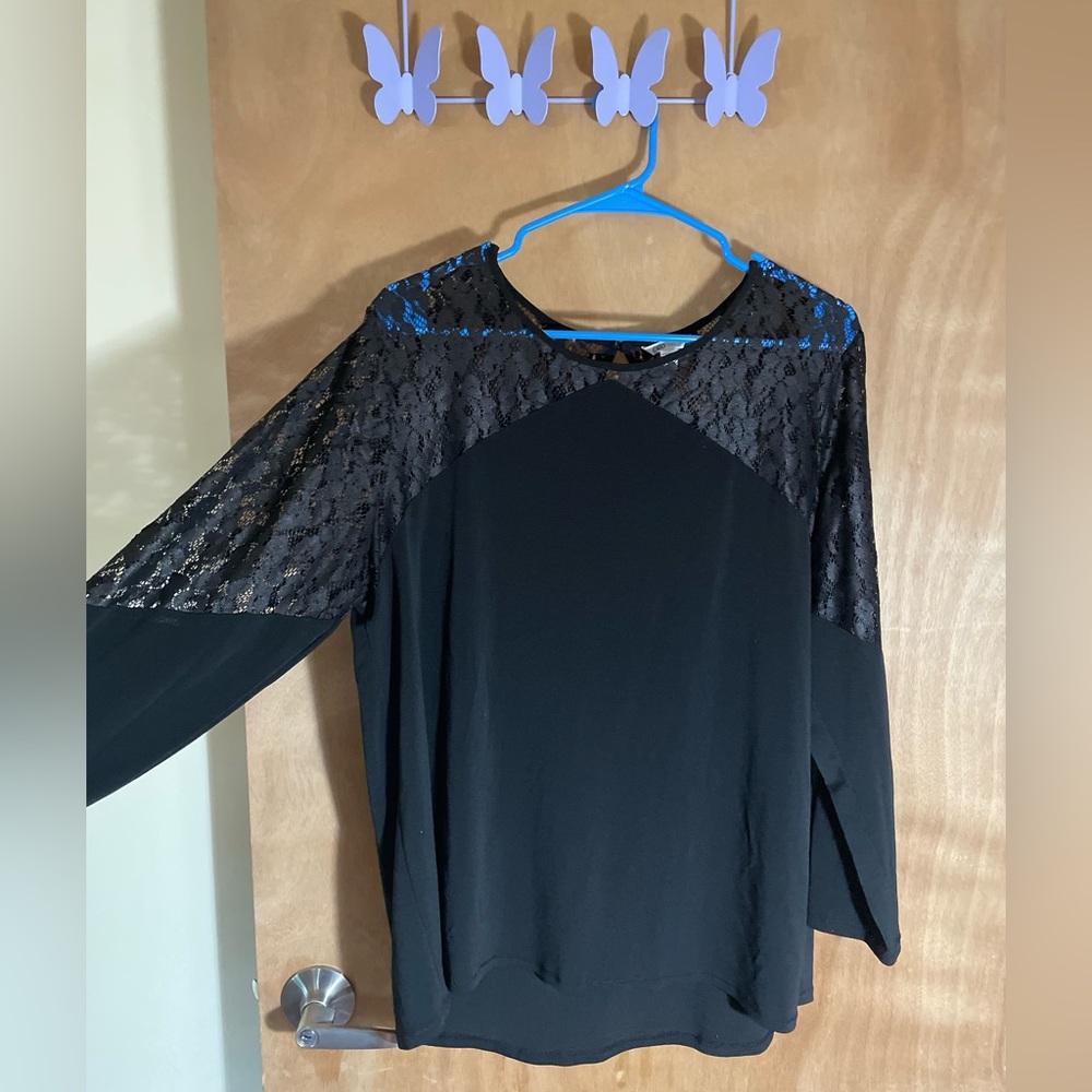 Cato fashion. 14/16W. Black lace top.